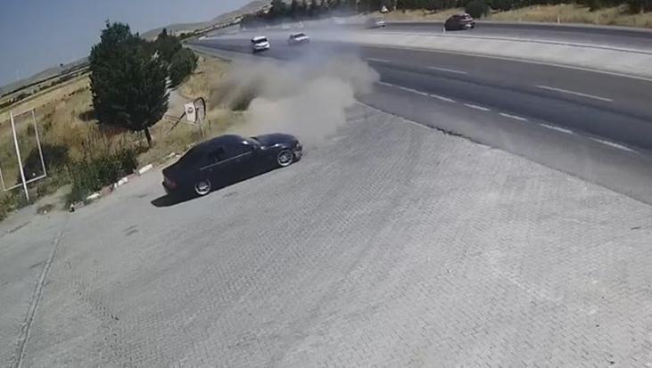 Konya’da feci kaza kamerada! Bir parçadan kaçmak isterken karşı şeride geçti: 2 kişi hayatını kaybetti