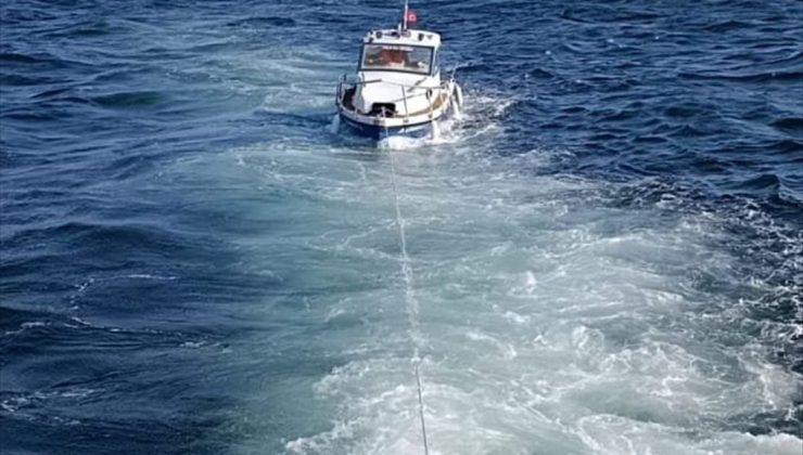 Küçükçekmece açıklarında makine arızası nedeniyle sürüklenen tekne kurtarıldı