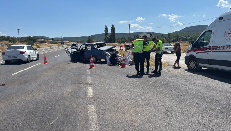 Kütahya’da 2 otomobil çarpıştı; 1 ölü, 1’i çocuk 4 yaralı