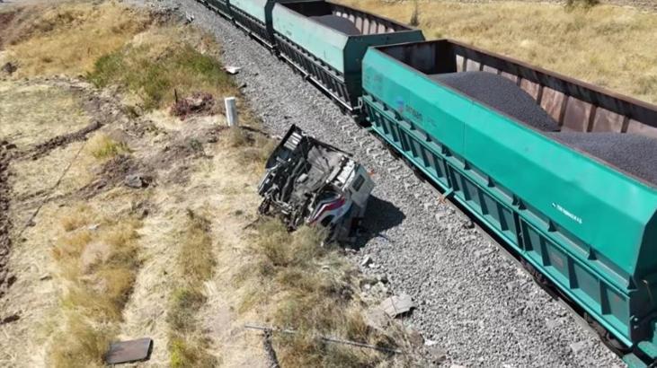 Malatya’da yük treni hemzemin geçitte kamyona çarptı! 1 kişi yaralı