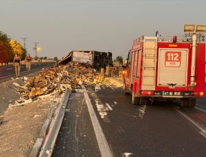 Mardin’de devrilen tırdaki 2 kişi yaralandı