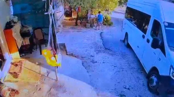 Minibüsle geri manevra yaparken oğlunun ölümüne neden oldu
