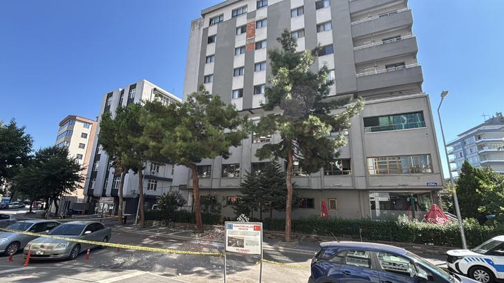 Öğretmenevi duvarından kopan beton parçaları korkuttu