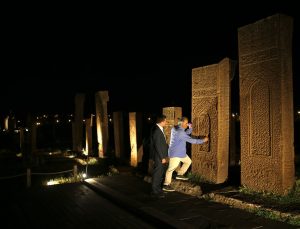 Selçuklu Meydan Mezarlığı’ndaki asırlık taşlar akşam da ziyaretçi çekiyor