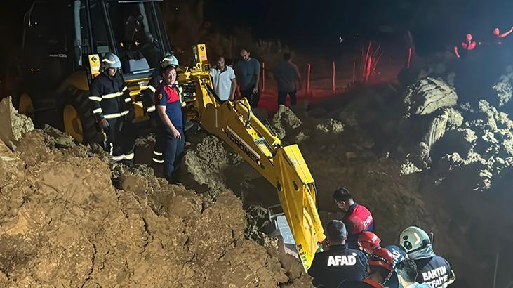 Su kuyusu açarken toprak altında kalan baba ile oğlu kurtarıldı