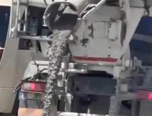 Sultangazi’de beton mikseri yola beton döktü, trafikten men edildi