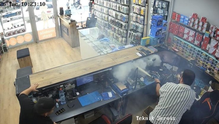 Tamir masasında büyük panik! Telefon bataryası bomba gibi patladı: Güvenlik kamerası saniye saniye kaydetti
