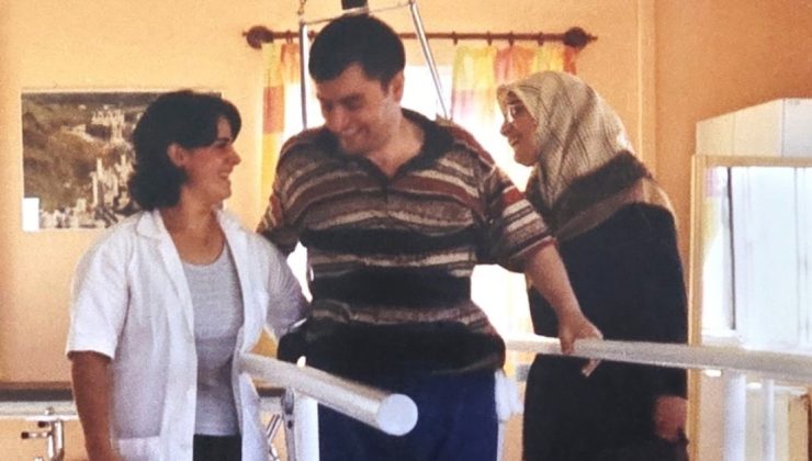 Tekerlekli sandalyeli genel cerrahın yaşam öyküsü Amerikan tıp dergisinde