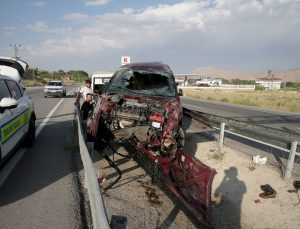 Van’da refüjdeki bariyere çarpan otomobildeki 4 kişi yaralandı