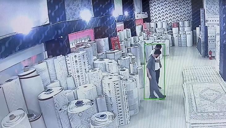 Van’da yüzleri güldüren anlar! Halıcı ile işitme engelli müşteri indirimde anlaşamadı: Bir anda halay çekmeye başladılar