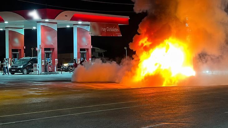 Yakıt aldıktan sonra alev alan otomobilde baba ve 2 oğlu canını zor kurtardı