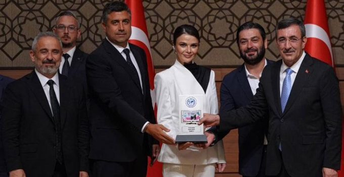 ‘Yılın Dizisi’ Uzak Şehir