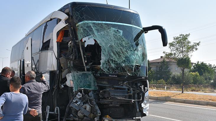 Yolcu otobüsü kamyonete çarptı: 1 kişi öldü, 15 kişi yaralandı