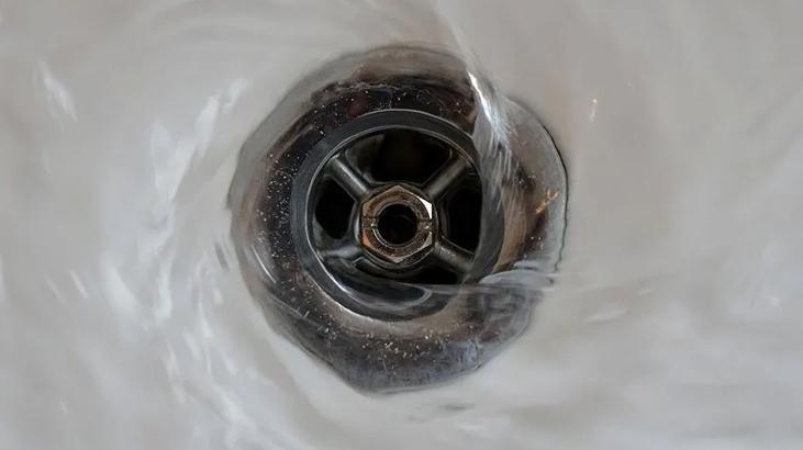 Zincir markette lavabo açıcı faciası! Bomba gibi patladı; 6 yaralı