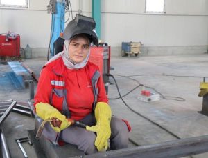 15 yaşında başladı, 30 yıldır vazgeçmedi! Erzurum’da kadın kaynakçı mesleğiyle fark yaratıyor