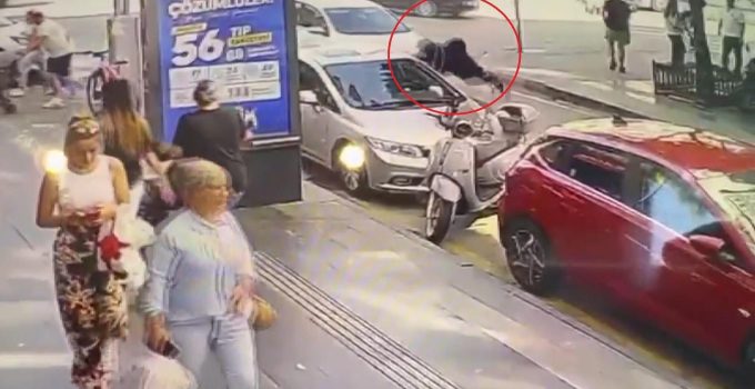 70 yaşındaki kadın ve 6 yaşındaki torununa çarptı! Kaza kamerada