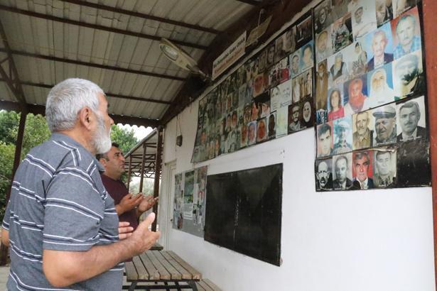 Antalya’da gören şaşırıyor! Köy meydanındaki duvara bakan ‘Allah rahmet eylesin’ diyor