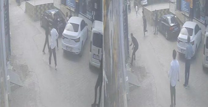 Araya giren genç bıçaklı saldırıya uğradı! Saldırgan sevgilisiyle kayıplara karıştı… Dehşet anı kamerada