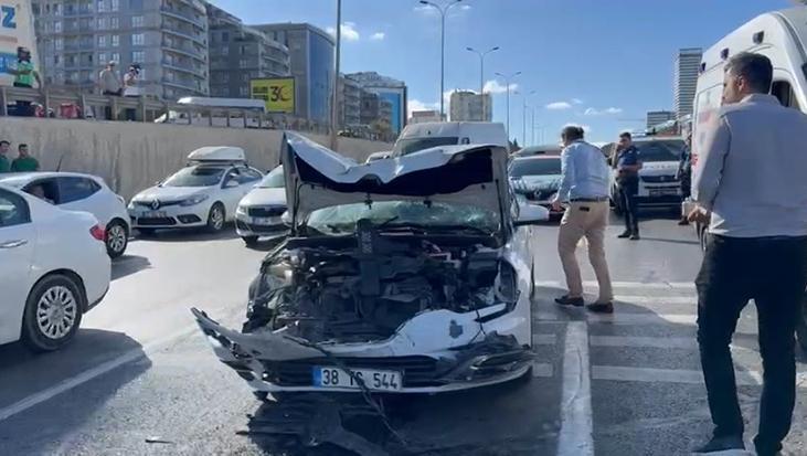 Beylikdüzü’nde zincirleme kaza! Yaralılar var