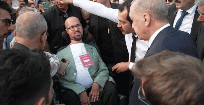Cumhurbaşkanı Erdoğan’ın otobüsü durdurup yanına gittiği engelli genç anlattı: Benim için unutulmaz bir dakikaydı