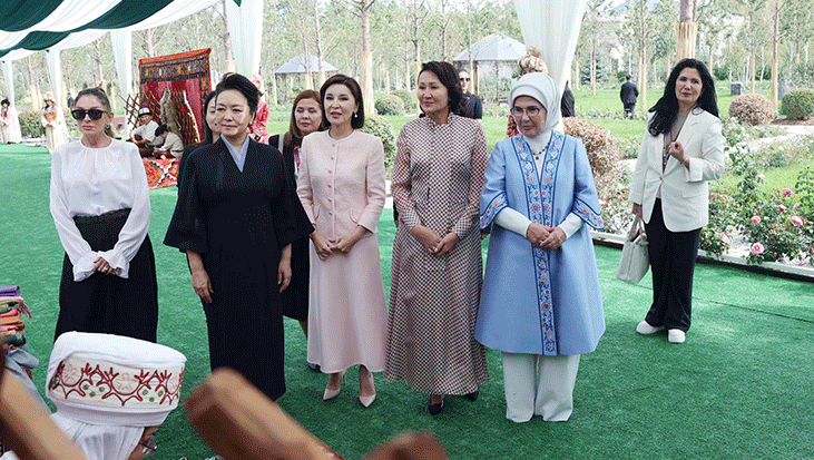 Emine Erdoğan, Kırgızistan’da lider eşleriyle buluştu