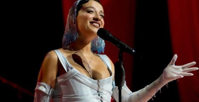 Melike Şahin’den yeni tekli