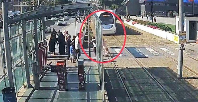 Tramvayın önüne koşan çocuğu son anda kurtardı!