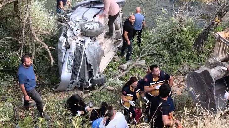 Tunceli’de kaza! Araç çay kenarına devrildi