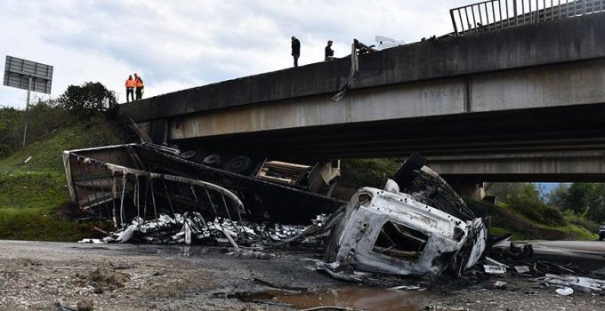 Anadolu Otoyolu’nda korkunç kaza! TIR 15 metreden düşüp küle döndü