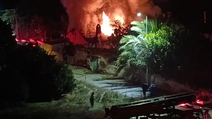 Aydın’da çıkan yangında ev kül oldu, 4 kişilik aile zor kurtuldu