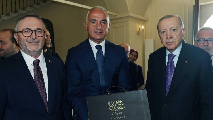 Bakan Ersoy, asırları aşan ilim hazinesini Cumhurbaşkanı Erdoğan’a takdim etti