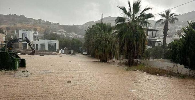 Bodrum’da sağanak: Yollar göle döndü, iş yerlerini su bastı