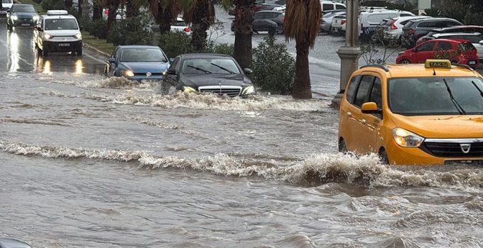 Bodrum’da yollar göle döndü! Mahsur kalan araçlar çekicilerle kurtarıldı