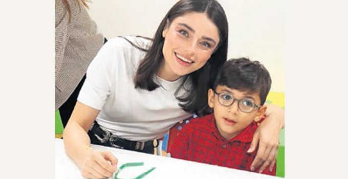 Çocuklarla kurdele hazırladı