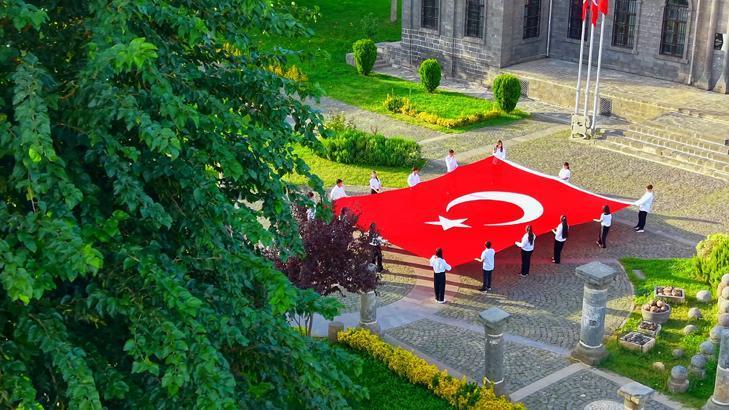 Diyarbakır’da tarihi İçkale’de 54 metrekarelik Türk bayrağı! O anlar havadan görüntülendi