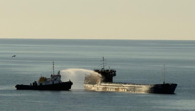 Dron saldırısına uğrayan Rus gemisi Giresun açıklarına sürüklendi! 3 bin 300 ton nohut yüklü ambarda duman paniği