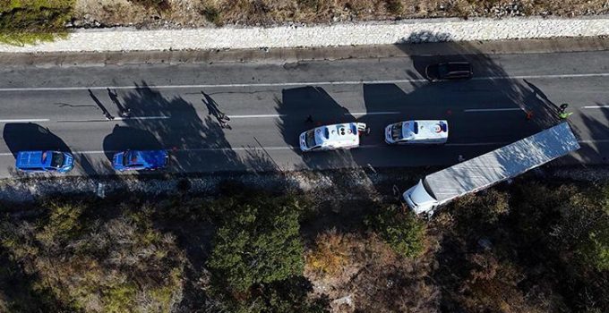 Edirne’de kamyonet, karşı şeride geçen TIR’a çarpıp devrildi; 4 yaralı