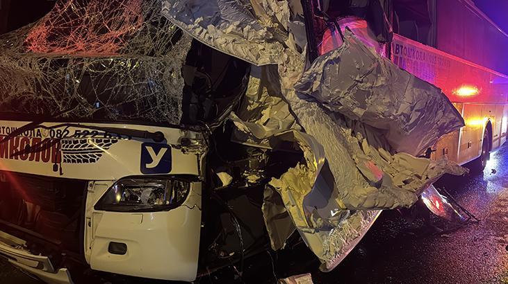Edirne’de tur otobüsü ile TIR’a çarptı: 10 yaralı