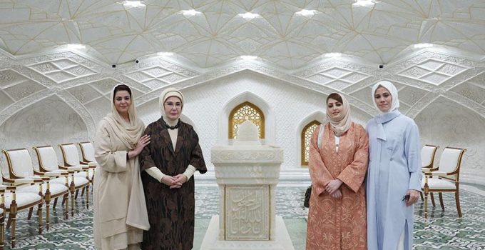 Emine Erdoğan İmam Buhari Türbesi’ni ziyaret etti