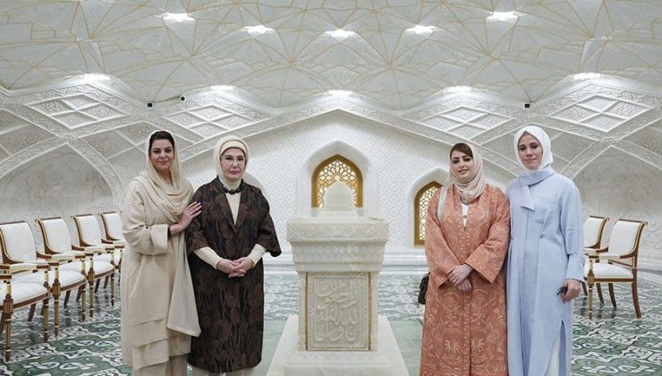 Emine Erdoğan İmam Buhari Türbesi’ni ziyaret etti