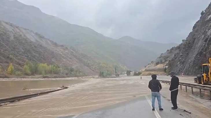 Erzincan-Erzurum yolunda ulaşım durdu, sürücülere uyarı