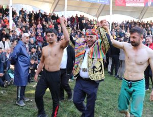 Erzurum’da Cumhuriyet ile yaşıt gelenek! Uzundere’de başpehlivanlık mücadelesi nefes kesti