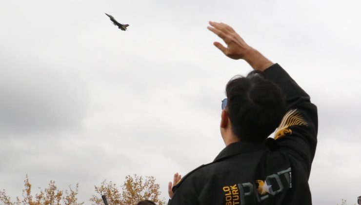 Eskişehir’de SOLOTÜRK nefes kesti! Binlerce kişi Sazova Parkı’na akın etti