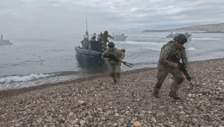 Foça’da komandolardan deniz hücum harekatı eğitimi! Görüntüler paylaşıldı