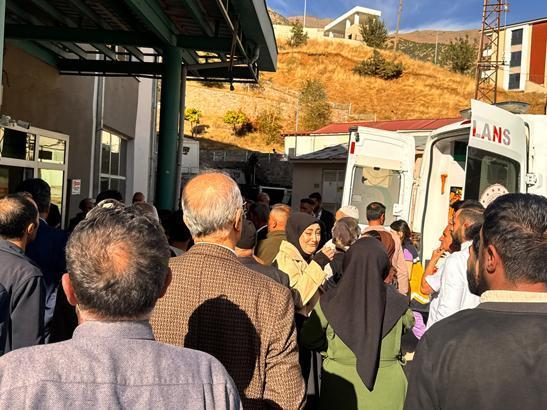 Hakkari’de feci kaza! Lastiği patlayan kamyonet otomobille kafa kafaya çarpıştı: 2 yaşındaki Hafsa Nur öldü