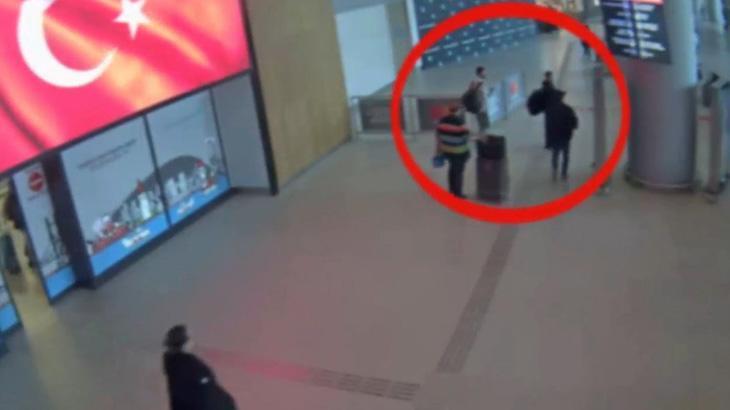 İstanbul Havalimanı’nda polisin gözünden kaçmadı! Korse yelekleri açılınca ortaya çıktı: Tam 8 kilo…