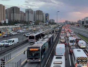 İstanbul’da harita kırmızıya döndü! Trafik yoğunluğu yüzde 83’e ulaştı