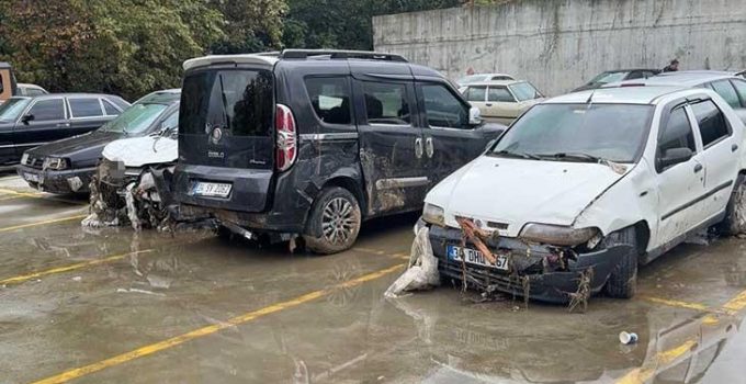 İstanbul’da selde sürüklenip otoparka çekilen araçlar görüntülendi