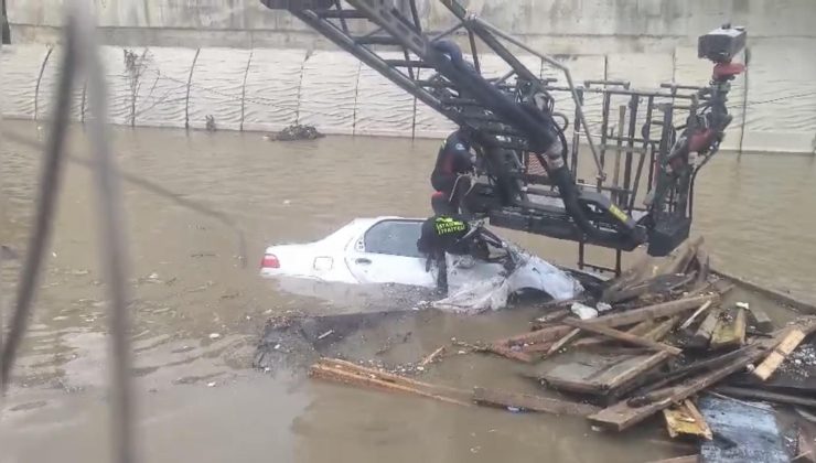 İstanbul’da selde kaybolan Ahmet Derin’in otomobili dereden çıkarıldı! Anahtar kontakta, eşyaları araçta