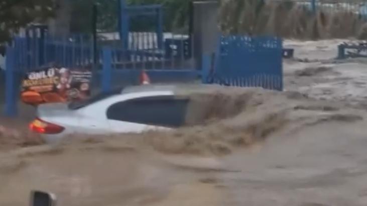 İstanbul’u sel vurdu! Sarıyer’de deniz karayla birleşti, araçlar sulara gömüldü… Megakentten korkunç görüntüler